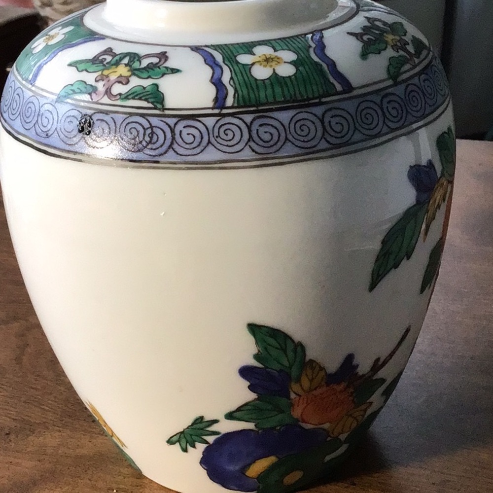 Japanese porcelain jar - a ginger jar or vase - Picture 10 of 13